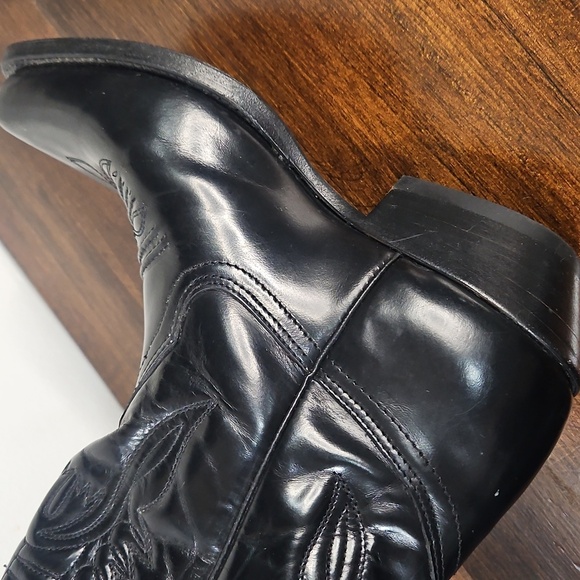 Elegant Black Western Boots - Picture 10 of 16